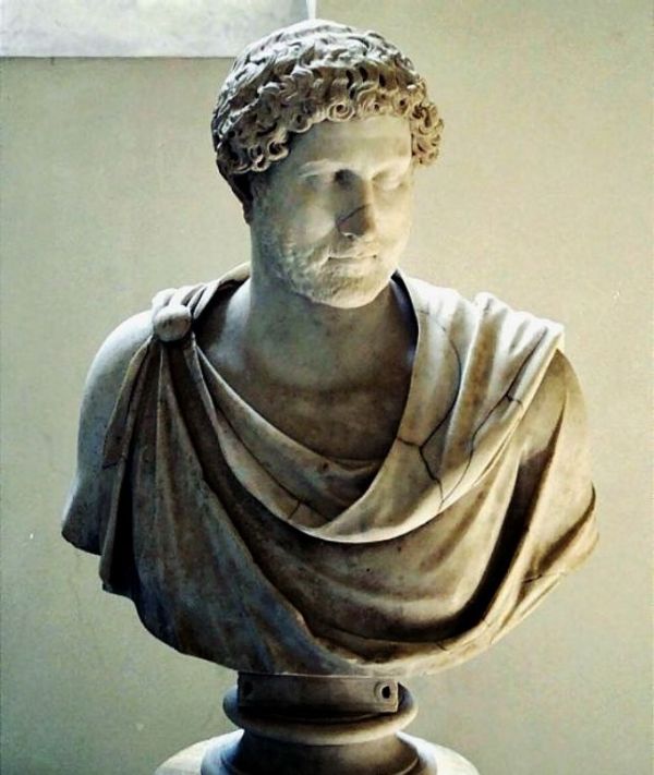 Bueste_von_Hadrian_76_-_138_ADRom_National_Museum_Neapel.jpg